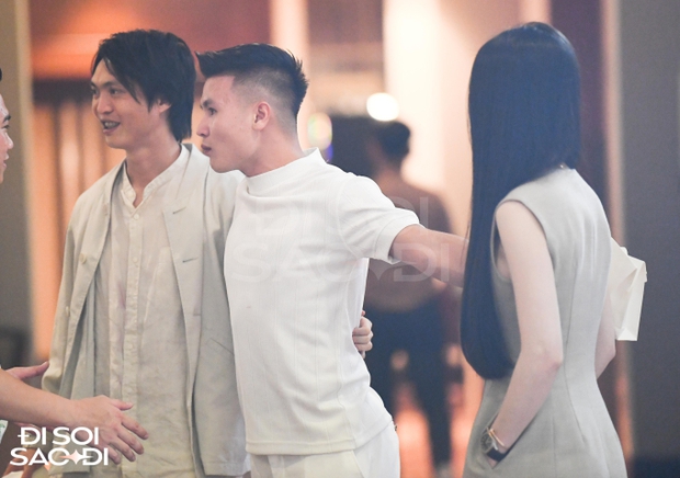 Quang Hải giới thiệu bạn gái là Chu Thanh Huyền với đồng nghiệp thân thiết khi đi ăn cưới 