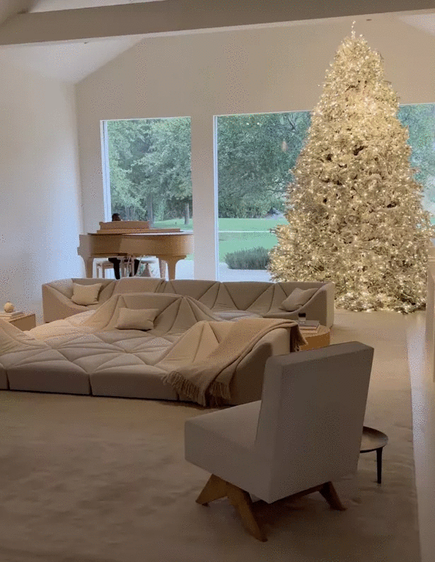 Chơi Noel đẳng cấp như Kim Kardashian: Giăng đèn sáng rực biệt thự 60 triệu USD, có hẳn rừng thông mini trong nhà  