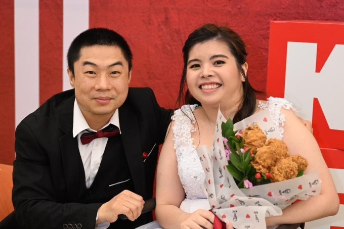 Xie Peng và Heather, cặp đôi tổ chức hôn lễ độc đáo