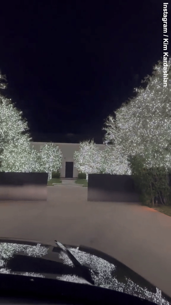 Chơi Noel đẳng cấp như Kim Kardashian: Giăng đèn sáng rực biệt thự 60 triệu USD, có hẳn rừng thông mini trong nhà  