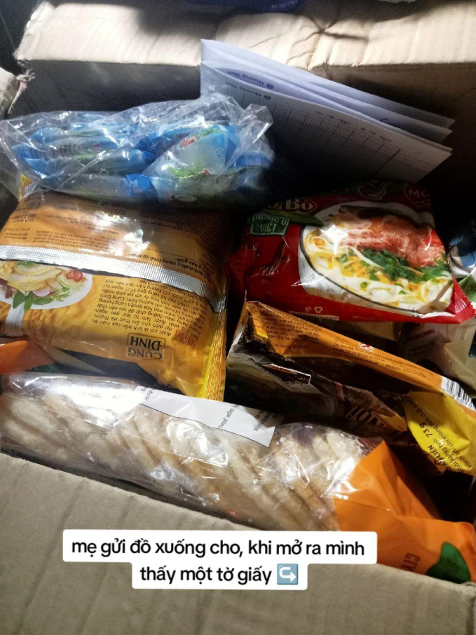 Người mẹ gửi thùng đầy ắp đồ ăn cho con. (Nguồn: @sun.tsv)