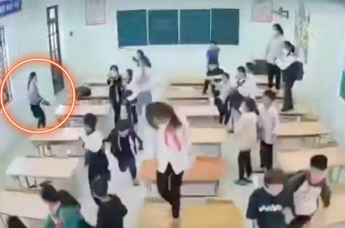 Cô giáo cầm dép đuổi đánh học sinh (Ảnh chụp màn hình)