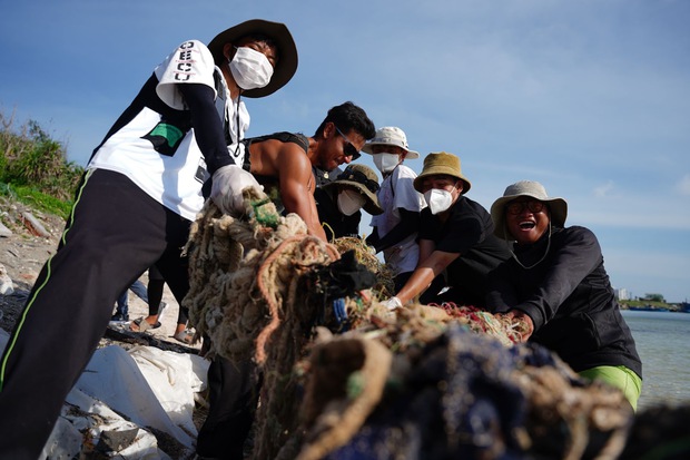 Xuân Định (đeo kính đen) tham gia hoạt động dọn sách rác trên biển