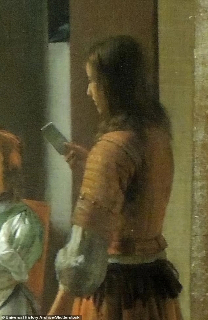 Khi nhìn vào tranh, không ít công chúng đương đại thấy người đàn ông trong tranh như đang cầm trên tay một chiếc điện thoại thông minh. (Ảnh: Daily Mail)