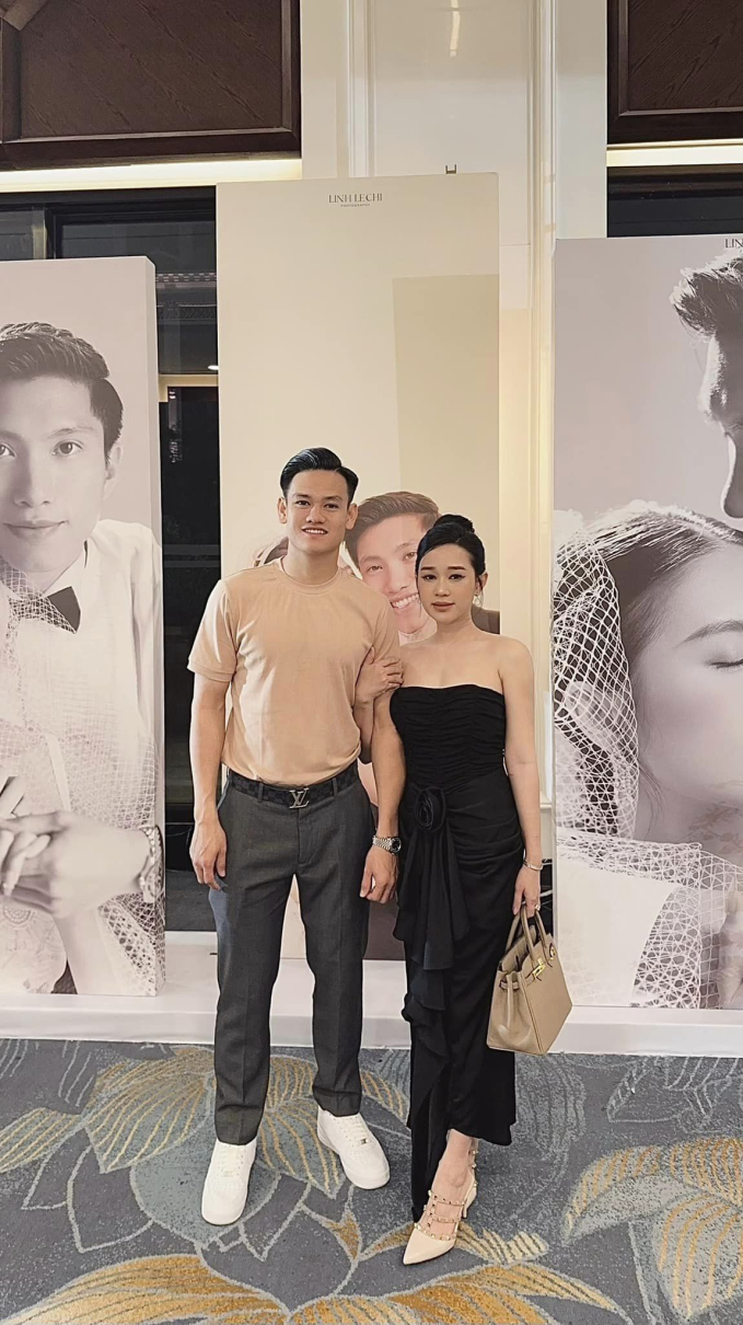 Phạm Thị Hiếu mặc váy hở trọn phần vai khi cùng chồng đi đám cưới 