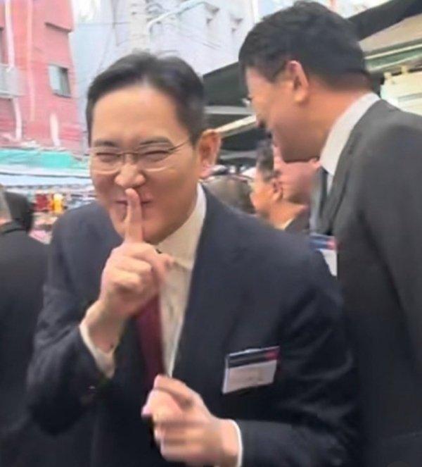 Bức ảnh chụp chủ tịch Samsung Lee Jae-yong được lan truyền mạnh mẽ trên MXH Hàn Quốc