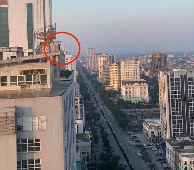 Cô gái trèo lên tầng 25 với ý định tự tử