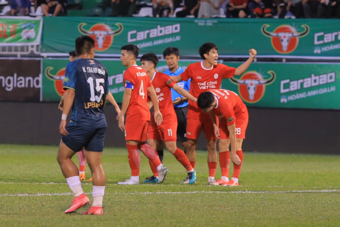 Tiếp đó đoàn quân áo đỏ ngược dòng và giành thắng lợi 2-1 chung cuộc 