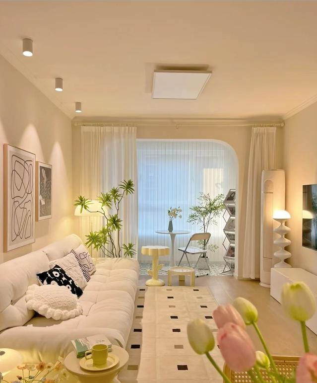 Phòng khách ấm cúng được tạo lên từ những món đồ decor xinh xắn và các gam màu nhã nhặn.                       