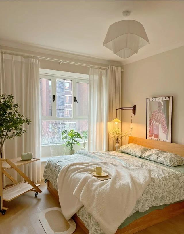Phòng ngủ chính vừa ấm cúng lại cực có gu.                            Phòng ngủ phụ được decor theo vintage xinh xắn.                