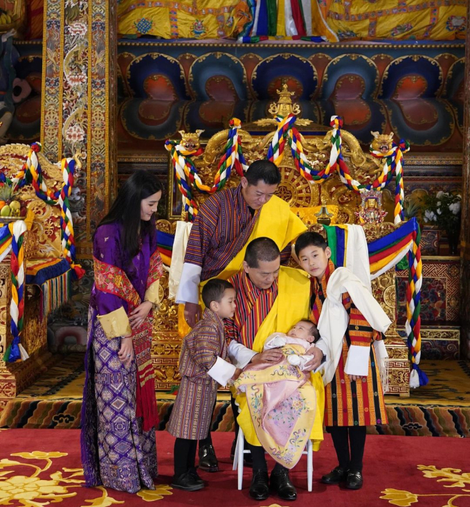 Diện mạo tiểu công chúa Bhutan chính thức được hé lộ sau 3 tháng, lập tức khiến dân mạng 