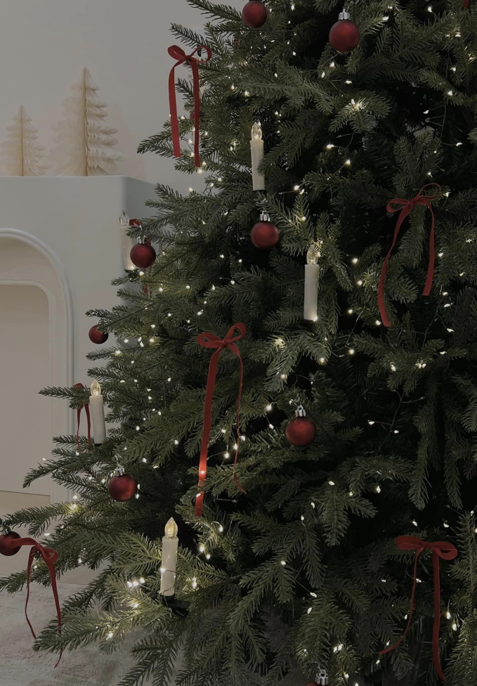 Cây thông Noel được ''thắp sáng'' bằng đèn led cùng quả châu, ruy băng và đèn hình nến xinh xắn.