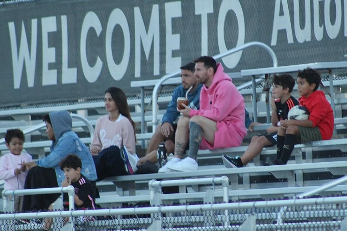 Gia đình Messi đến xem cậu cả Thiago thi đấu