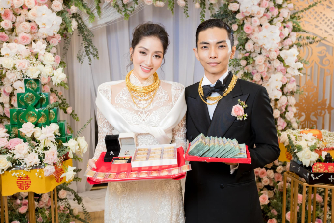 Vợ chồng Khánh Thi - Phan Hiển vàng đeo 