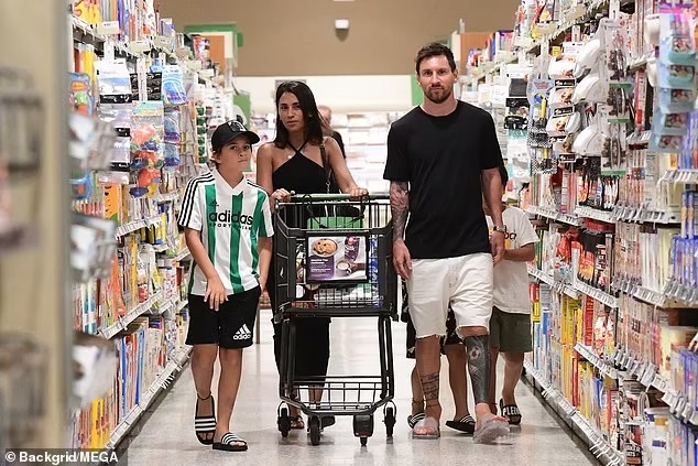 Hình ảnh cả gia đình Messi có thể thoải mái đi siêu thị ở Miami