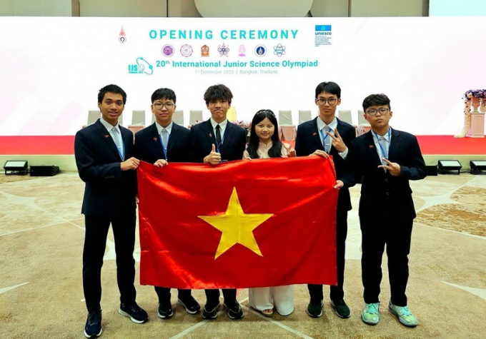 Hoàng Phạm Minh Khánh cùng các bạn trong đội tuyển Việt Nam tham dự IJSO năm 2023