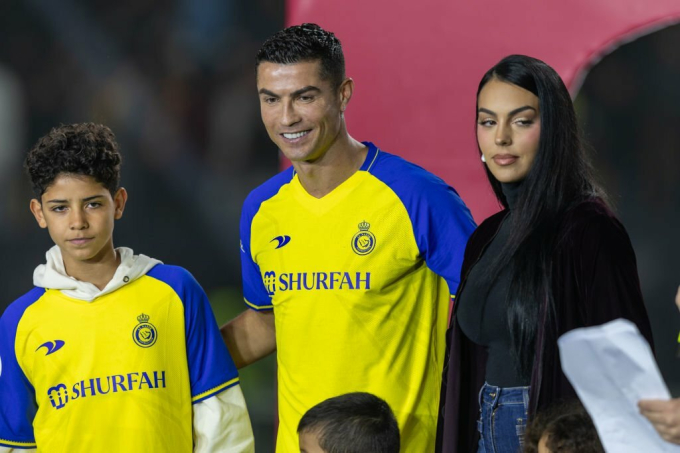 Ronaldo trong buổi lễ ra mắt CLB Al Nassr