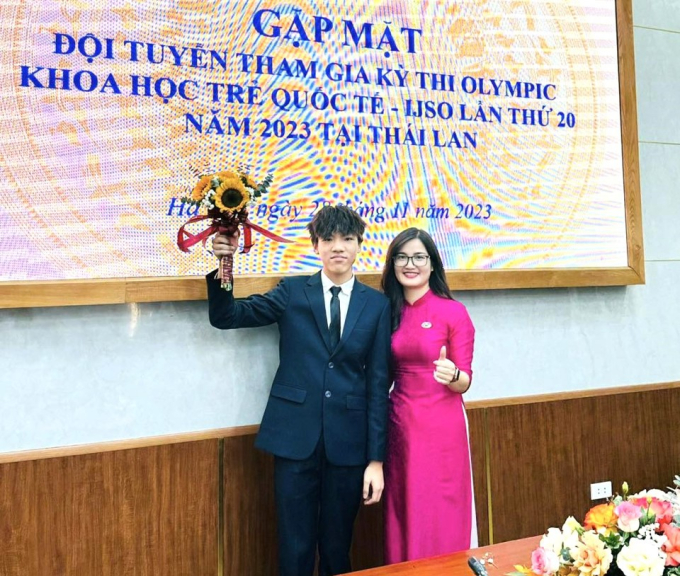 Minh Khánh cùng nhà giáo Hoàng Thị Mận - Hiệu trưởng Trường THCS - THPT Newton tại lễ gặp mặt đội tuyển trước khi lên đường dự thi