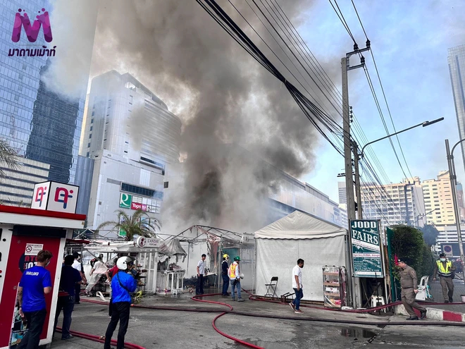 Khu chợ đêm siêu nổi tiếng tại Thái Lan bất ngờ xảy ra cháy lớn, dân mạng và du khách khắp nơi đều lo lắng