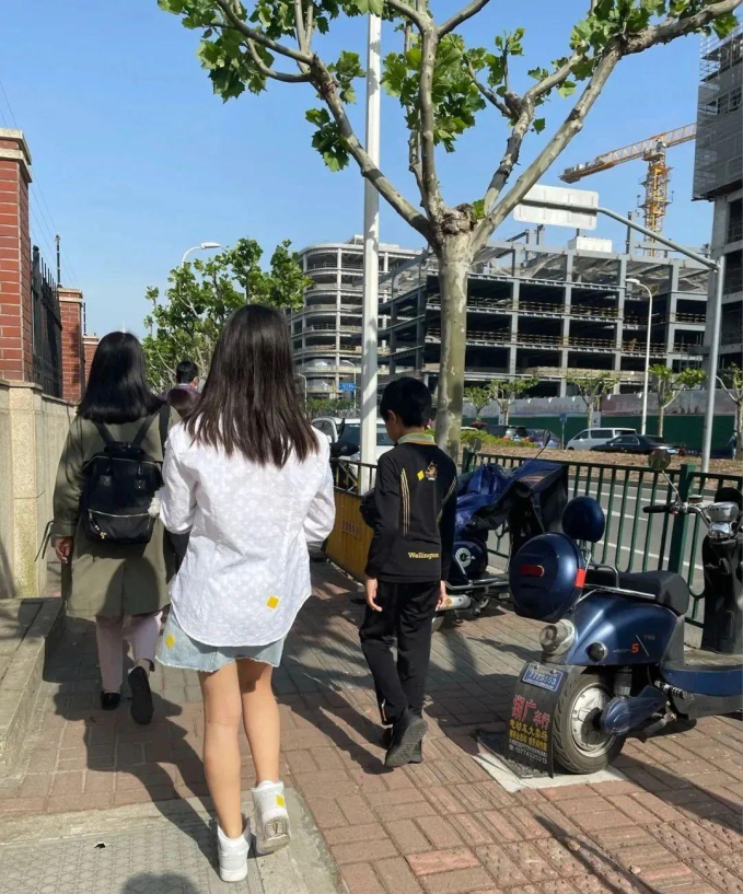 Bức ảnh chụp đằng sau 2 học sinh trường quý tộc đắt nhất Thượng Hải
