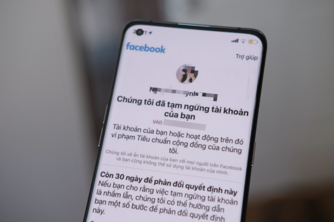 Hàng loạt tài khoản Facebook tại Việt Nam từng bị thông báo khóa vĩnh viễn do vi phạm chính sách của nền tảng thời điểm gần cuối năm 2021. (Ảnh minh hoạ)