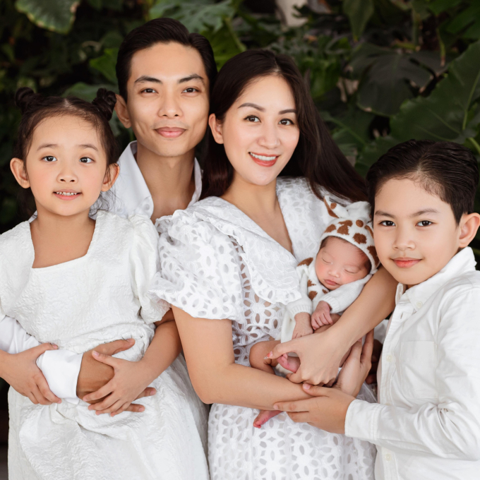 Gia đình 5 người hạnh phúc của Khánh Thi - Phan Hiển