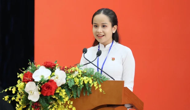 Lê Nguyệt Quỳnh đại diện thế hệ trẻ Việt Nam phát biểu tại buổi gặp mặt