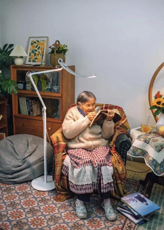 Sống một mình ở tuổi 81, cụ bà tự trồng cây cảnh trong nhà để làm thú vui mỗi ngày 