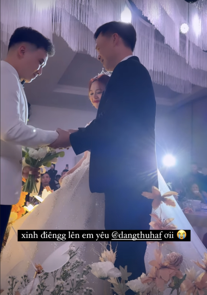 Đám cưới Hà Mã Tấu: Cô dâu xuất hiện với visual xuất sắc, rơi nước mắt khi bố dắt lễ đường