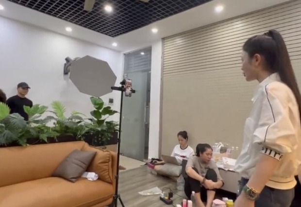 Quang Hải có mặt trong một buổi livestream của Chu Thanh Huyền (Ảnh: GH)