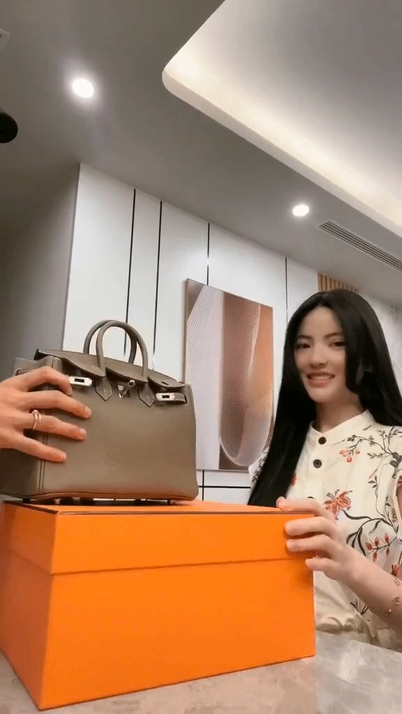 Quang Hải tự tay unbox chiếc túi Hermes rồi đưa cho bạn gái.