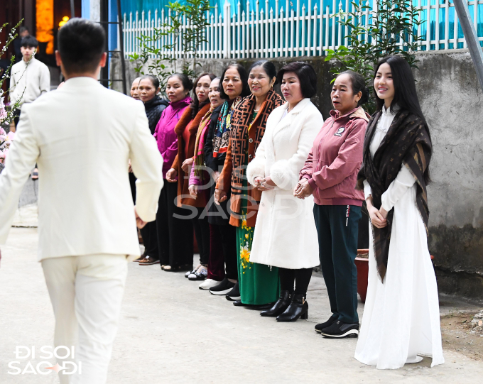 10h sáng 20/12, tiền vệ Quang Hải cùng họ hàng đã có mặt tại nhà cô dâu Chu Thanh Huyền ở xã Kim Sơn, Sơn Tây làm lễ dạm ngõ.Chu Thanh Huyền đón chú rể với ánh mắt đầy yêu thương