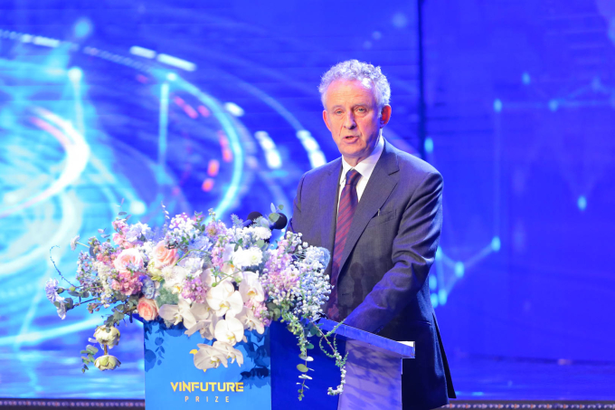 GS. Sir Richard Henry Friend - Chủ tịch Hội đồng Giải thưởng VinFuture phát biểu