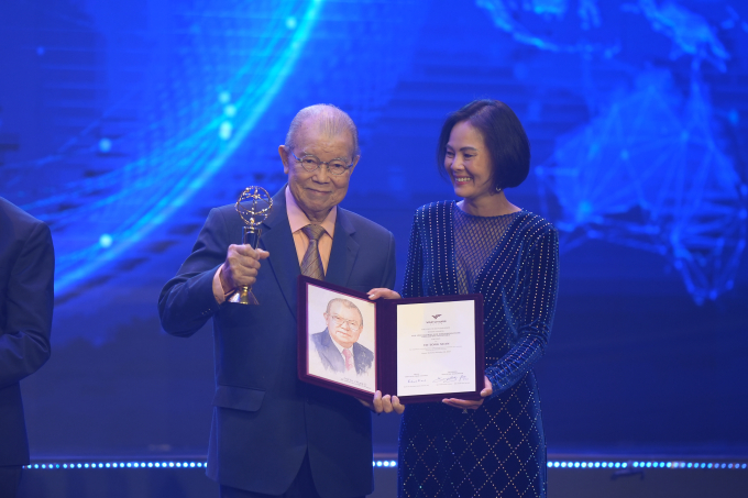 Giáo sư Nguyễn Thục Quyên gây ấn tượng với thần thái nổi bật trên sân khấu Lễ trao giải VinFuture