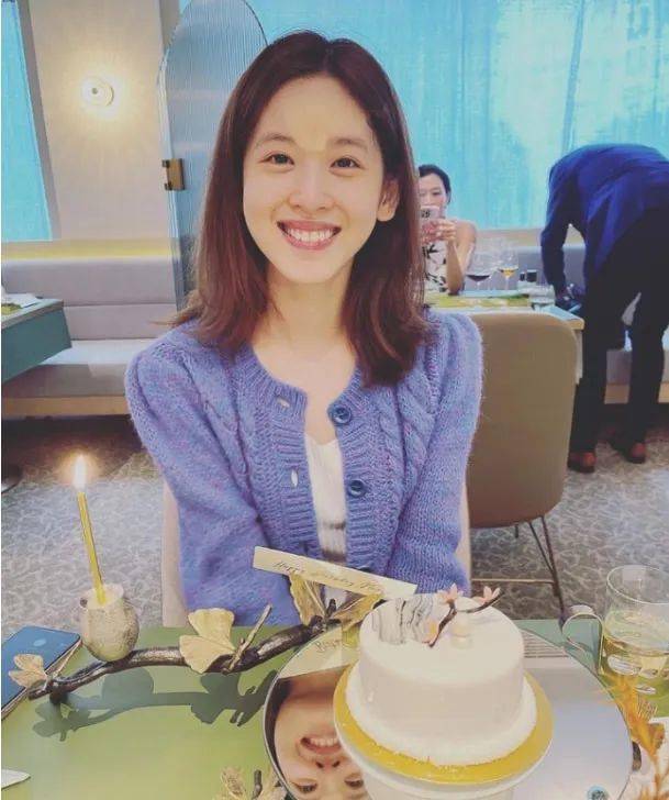 “Hot girl trà sữa” vô tình để lộ ảnh mặt mộc khiến netizen cảm thán: Hóa ra nữ thần cũng chỉ là người thường 