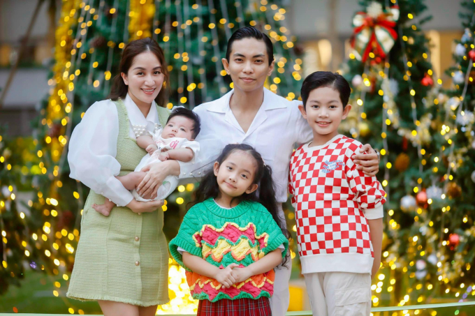 Giáng sinh 2023 gia đình Khánh Thi - Phan Hiển đã có nhiều thay đổi so với năm trước. Đặc biệt là sự xuất hiện của thiên thần nhỏ Lisa 