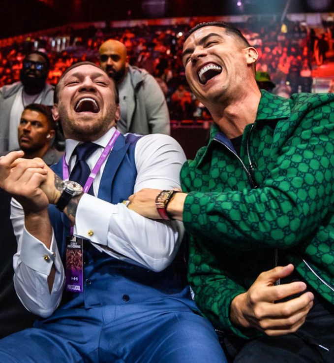 McGregor còn có màn đọ đồng hồ hài hước với Ronaldo. Sau đó, cả hai đều bật cười vui vẻ