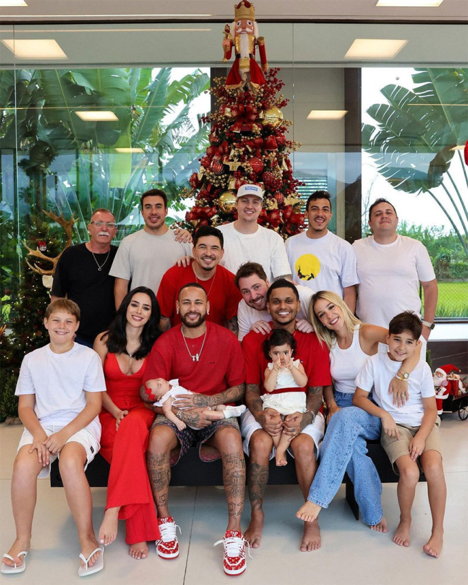 Bruna sau đó cũng xuất hiện trong bức ảnh chụp toàn gia đình của Neymar