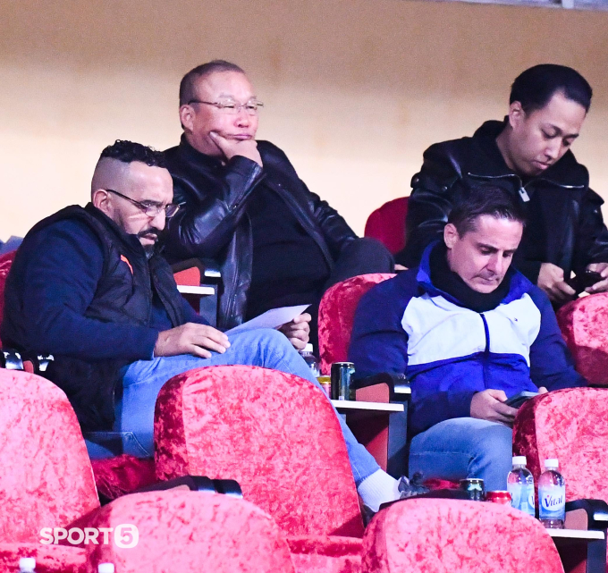 HLV Park Hang-seo - người thầy cũ của Văn Hậu cũng dự khán trận đấu này