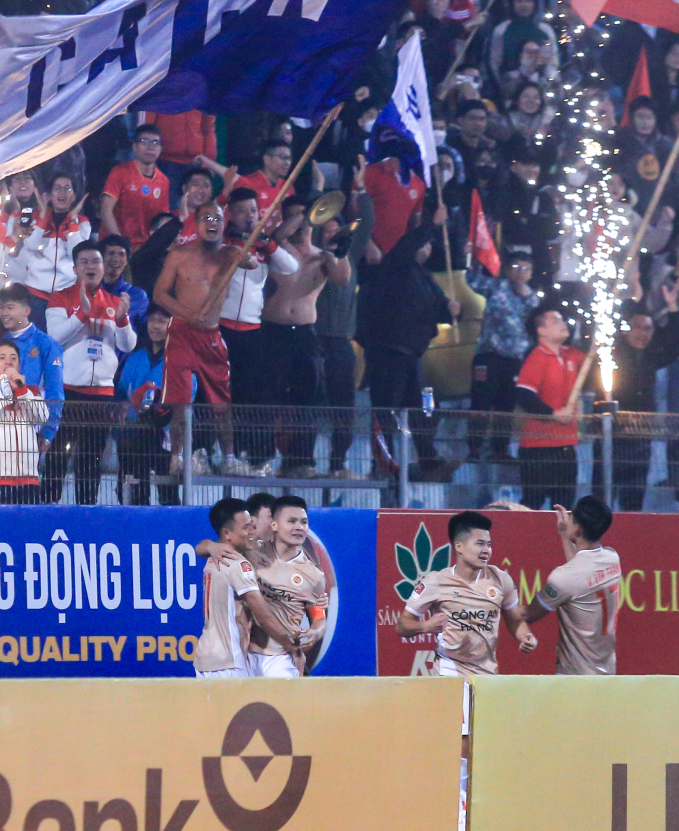 Tiền vệ Nguyễn Quang Hải phấn khích nhảy khỏi biển quảng cáo quây sân Hàng Đẫy để ăn mừng bàn thắng phút 54