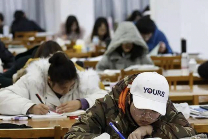 Người trẻ Trung Quốc đổ xô học lên cao với hi vọng làm đẹp bảng thành tích