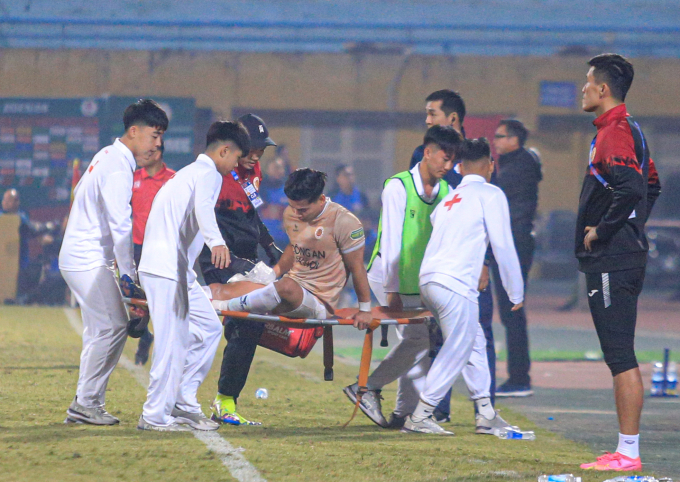 Hậu vệ Vũ Văn Thanh chấn thương phải rời sân bằng cáng gần cuối trận CAHN thắng 3-0 Bình Dương tối ngày 26/12 trên sân Hàng Đẫy 