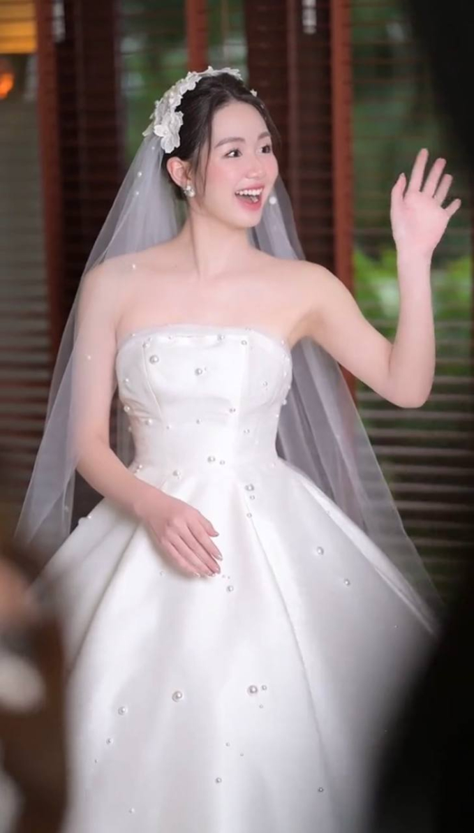Lộ khoảnh khắc mặt mộc của cô dâu hot nhất MXH, liệu có còn “cực phẩm” như netizen ca ngợi? 