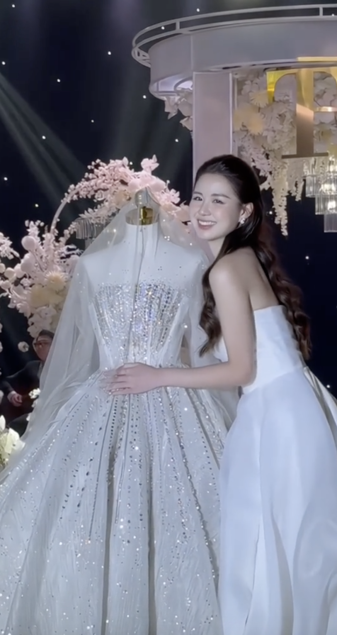 Lộ khoảnh khắc mặt mộc của cô dâu hot nhất MXH, liệu có còn “cực phẩm” như netizen ca ngợi? 