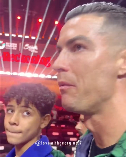 Trước đó, con trai Ronaldo cảm thấy không thoải mái và hướng mắt về cha