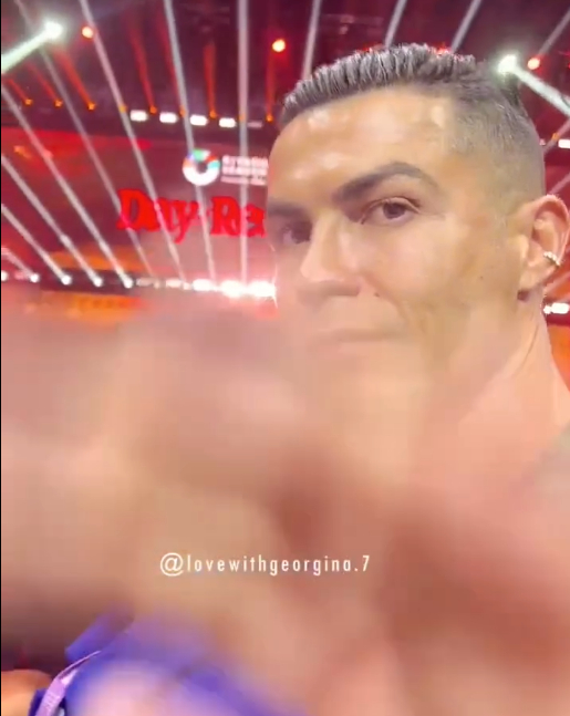 Ronaldo sau đó lấy tay che đi ống kính máy quay