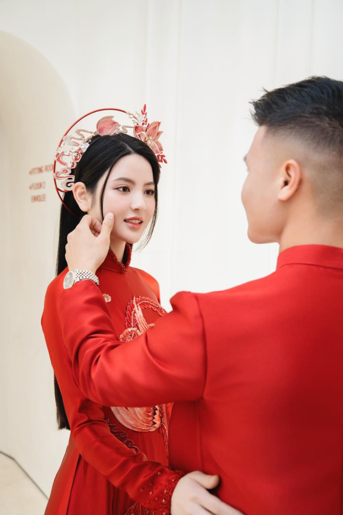 Quang Hải để tay nhẹ nhàng lên má vợ, Thanh Huyền thì đặt tay lên eo chồng (Ảnh: Hà Cúc)