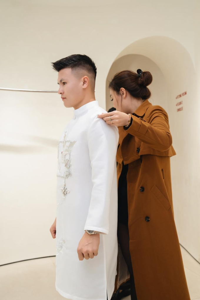 Ngoài ra Quang Hải và vợ cũng sẽ mặc thêm bộ áo dài trắng (Ảnh: Hà Cúc)