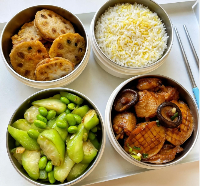 Ví dụ như có một tuần, thực đơn ngày thứ Hai của con trai Trương Hâm là ngó sen chiên, cánh gà kiểu Quảng Đông, bào ngư om nấm hương, cơm chiên, mướp xào đậu