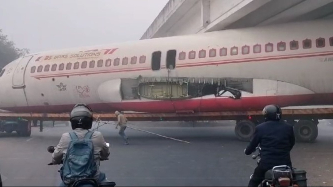Máy bay A320 khổng lồ mắc kẹt dưới gầm cầu, video ghi lại cảnh tượng hy hữu chưa từng có tại hiện trường 